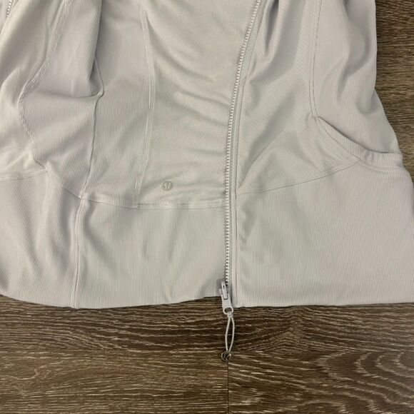 EUC Lululemon REVERSIBLE In Flux Jacket Silver Fox Gray Zip-Up Size 6 Athleisure - Picture 10 of 16